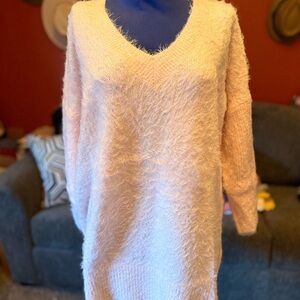 VENUS Fuzzy V-Neck Sweater in Soft Pink